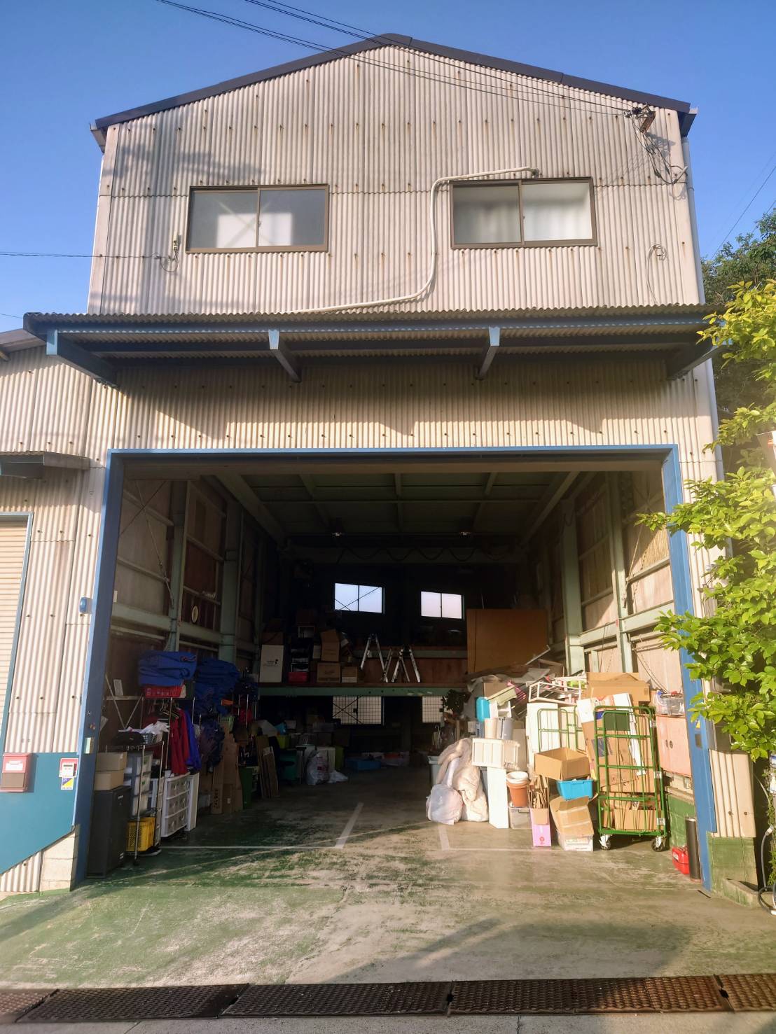神戸市にある遺品整理・不用品回収ハンディー神戸の本社倉庫２
